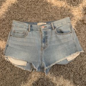 Bullhead light wash jean shorts